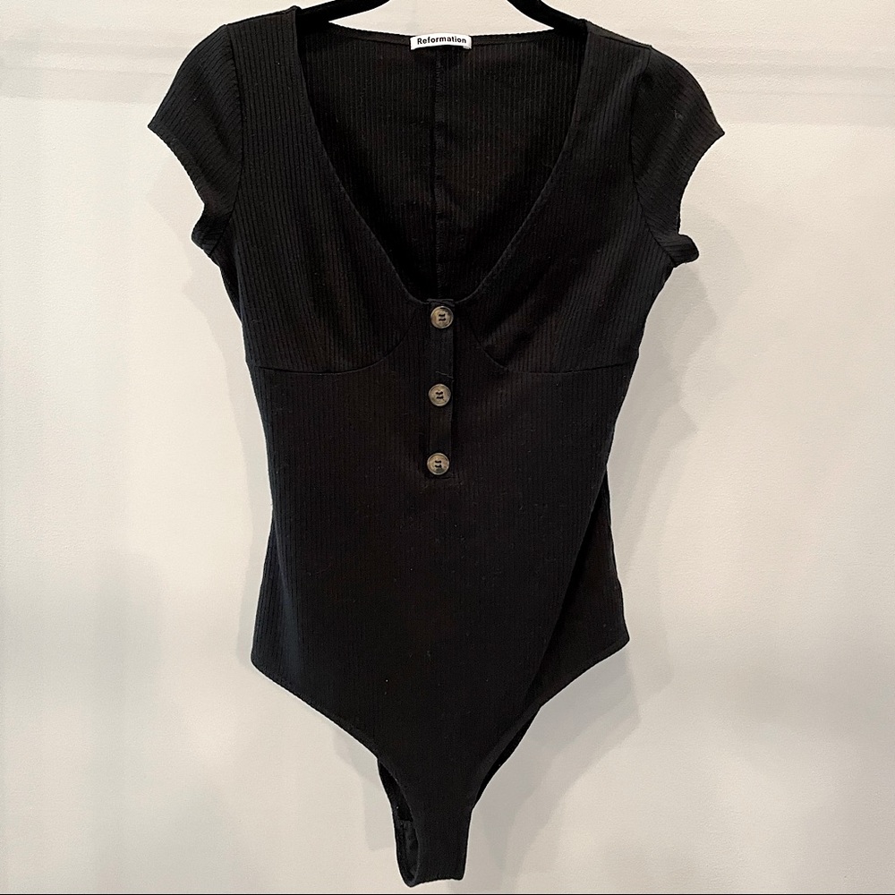 Reformation black cap sleeve marten bodysuit, size small